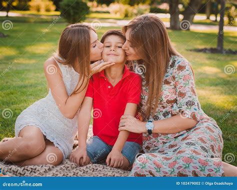 mom son kiss|Bilder zu mother and son kissing ansehen